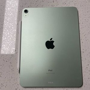 iPad Air (4th generation) 64GB with apple Pen and case